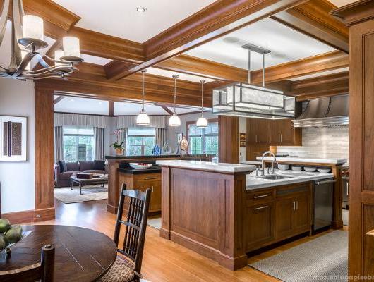 由Fallon Custom Homes设计的带有多个岛屿和樱桃木制品的定制厨房 & Renovations